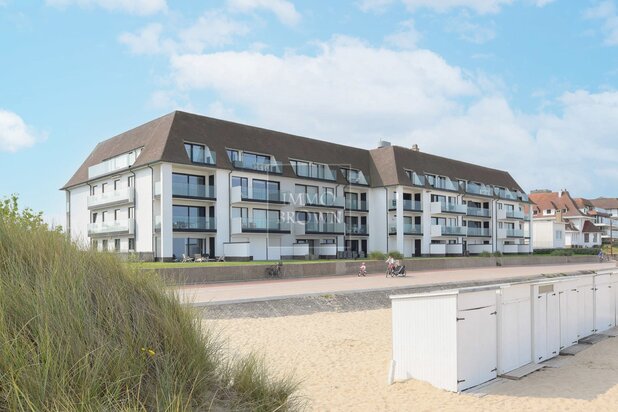 Appartement sur la digue piétonne avec terrasses et garage