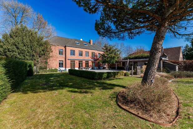 Suburb - Contemporary Villa - 22 acres South - Swimming pool