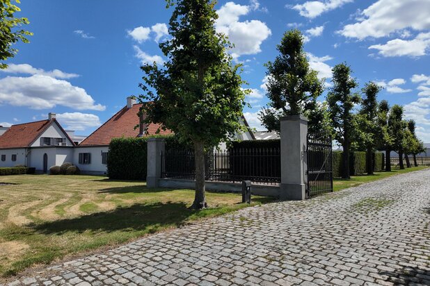 Landelijke villa met bijgebouwen en graslanden op 23.740m²