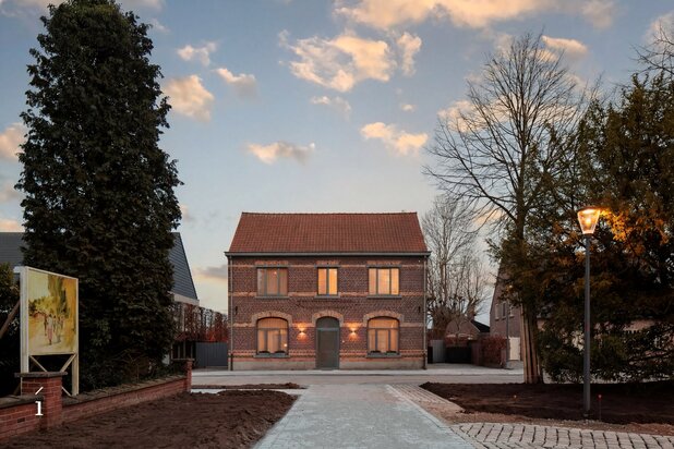 Herenwoning met bijgebouw en vergezicht over de Driesbeekvallei