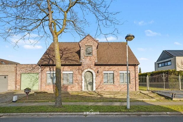 Detached house with 4 bedrooms, garage, and well-maintained garden in the center of Beveren