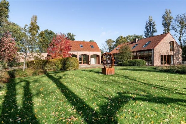 Twee high-end afgewerkte woningen in een uniek kader