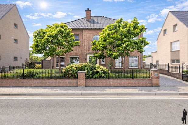 Recente villa met 6 slpks. te Lommel nabij Nederlandse grens