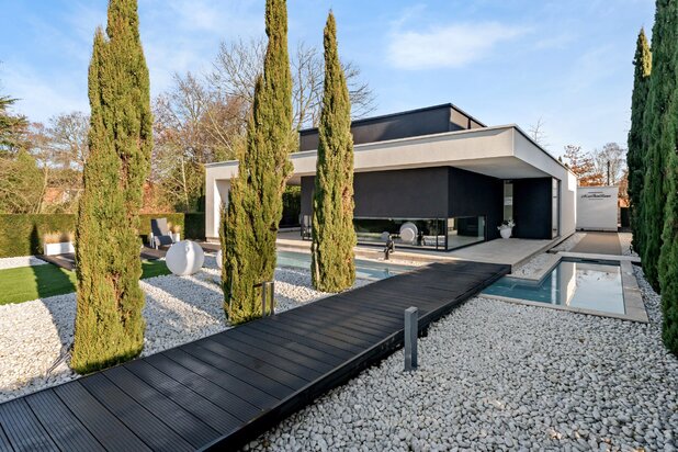 Moderne luxevilla met zwembad en zicht op water in Hasselt
