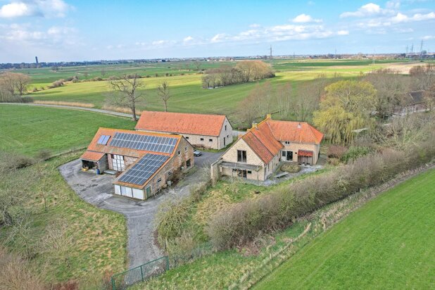 Uniek gelegen landhuis op 4334 m² gelegen te Diksmuide.