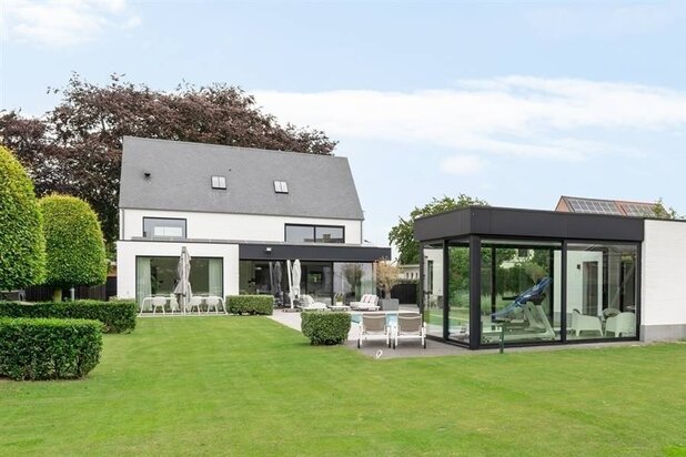 Luxe villa met zwembad en poolhouse