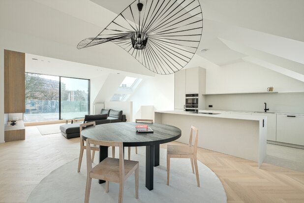 Abbey, sublime renovated 3-bedroom duplex penthouse