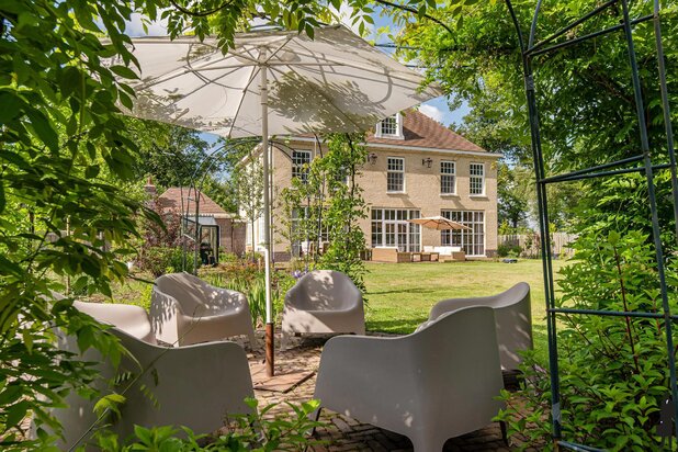 Villa in Engelse stijl op perceel van 1.989m²