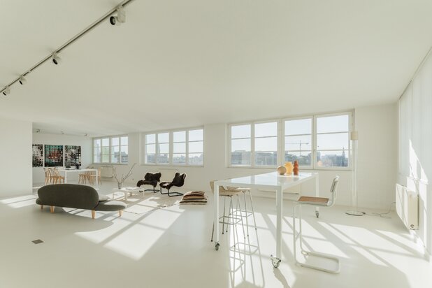Pure sereniteit: minimalistische designflat met adembenemend panorama