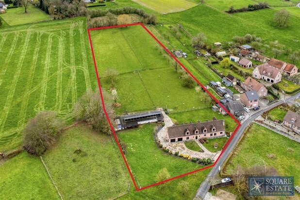 A charming house set on 1.17 hectares of land, with stables