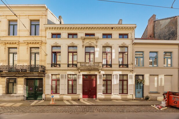 Karaktervolle meesterwoning met grote tuin en polyvalent bijgebouw