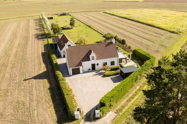 Propriété sise au calme avec vue sur les champs.