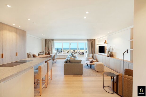 Appartement récemment rénové avec vue sur la mer, situé sur la place Rubens .