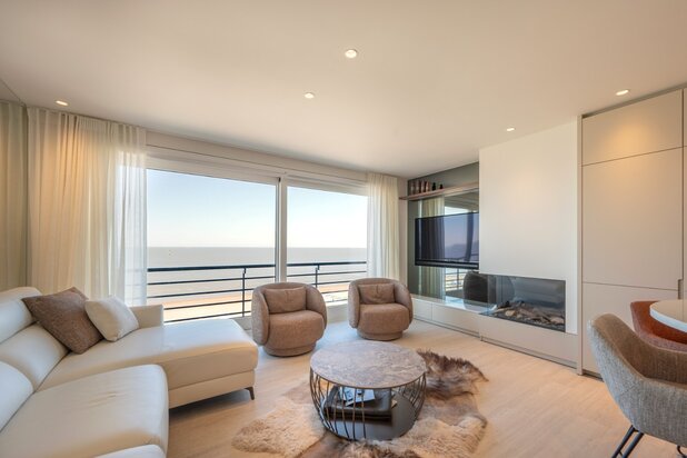 Digue Zoute: Vue frontale sur la mer depuis le 5ème étage dans un appartement entièrement rénové.