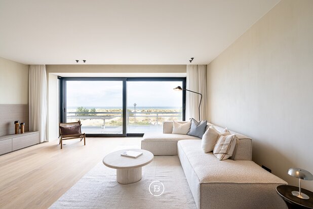 Zeezicht met zonnig terras