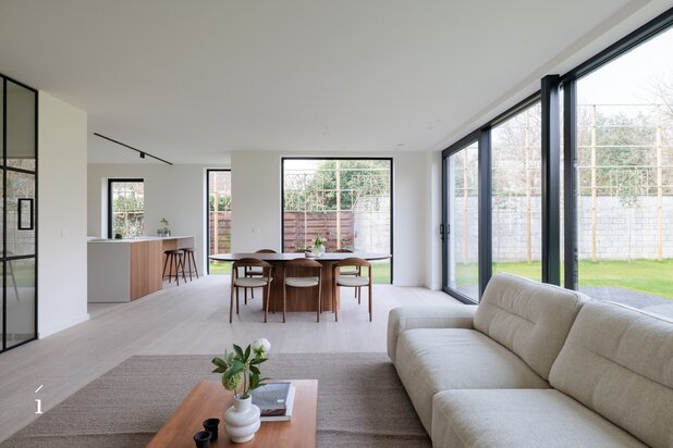 Gelijkvloers-villa-appartement met royale tuin in het dorp