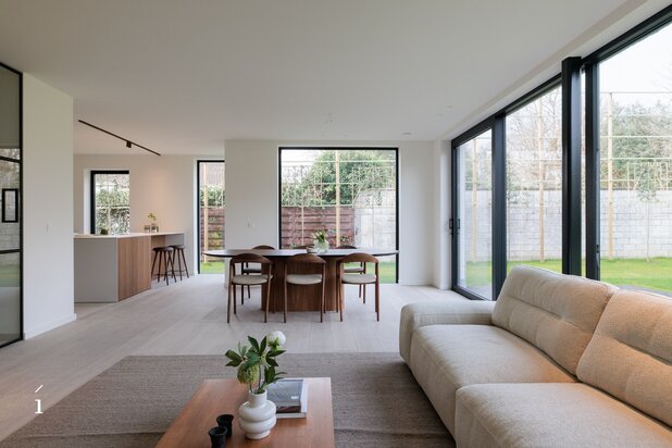 High-end villa-appartement met zonnige tuin in het dorpscentrum van Latem