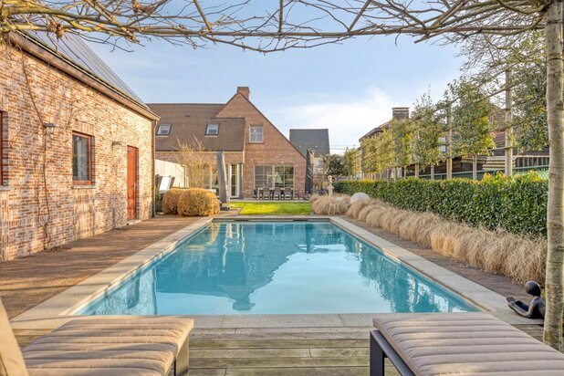 Verzorgde ruime en energetische woning met 4/5 slpks en praktisch bijgebouw !