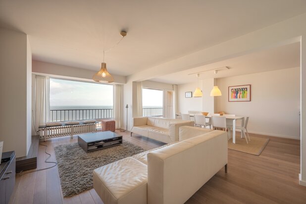 Appartement spacieux avec une large vue sur la mer, situé sur la digue à Duinbergen