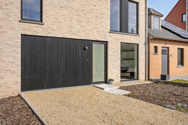 Kwalitatief afgewerkte lichtrijke en ruime nieuwbouw woning met grote tuin en 3 volwaardige slaapkamers