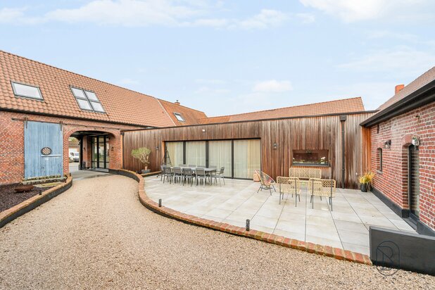 Magnificent property ideally located in the pleasant village of Lamain