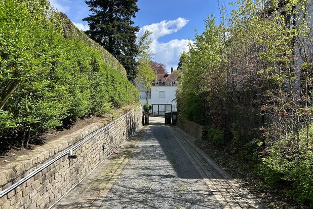 Roberts Jones- Villa en terrain de fond 5/6 chambres - double garage