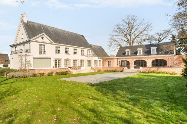 Prachtig afgewerkte franse villa met bijgebouw en zwembad