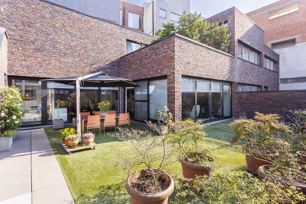 riant villa-appartement met terras en tuin op het Zuid