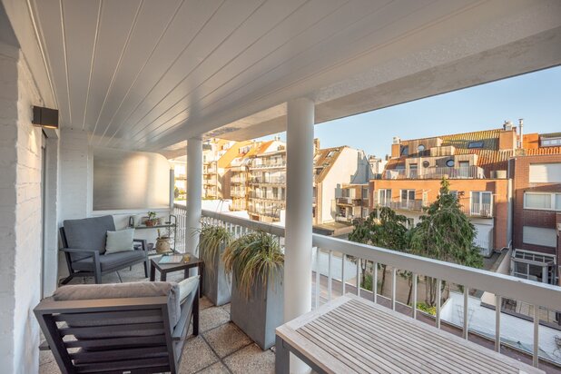 Appartement rénové avec goût avec une grande terrasse au cœur de Knokke