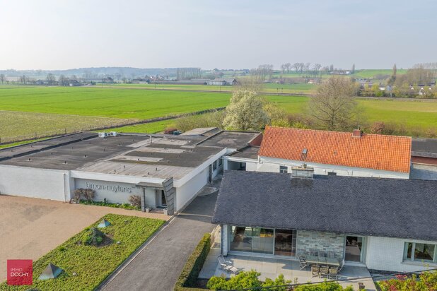 Landelijk en rustig gelegen villa met verschillende gebouwen dienstig voor bedrijvigheid