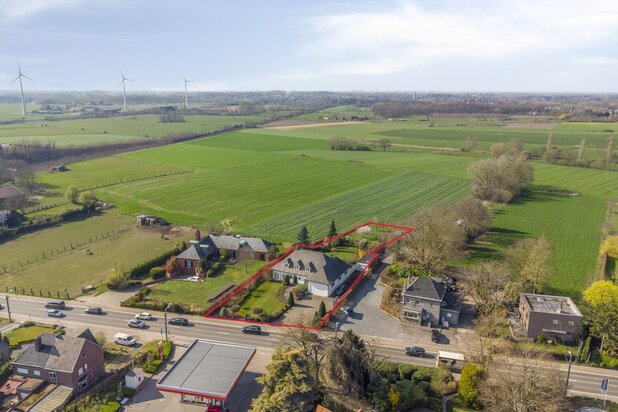Villa met commerciële ruimte en prachtig uitzicht op 2399 m²