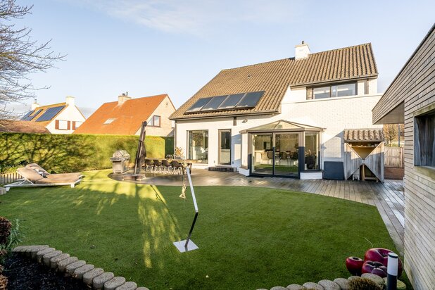 Alleenstaande villa met 4 slaapkamers in een residentiële omgeving.