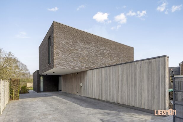 Moderne open gezinswoning op 8a05ca met 3 SLK's en mooie tuin