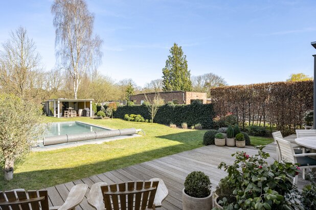 Ruime instapklare woning met zwembad te Brasschaat!