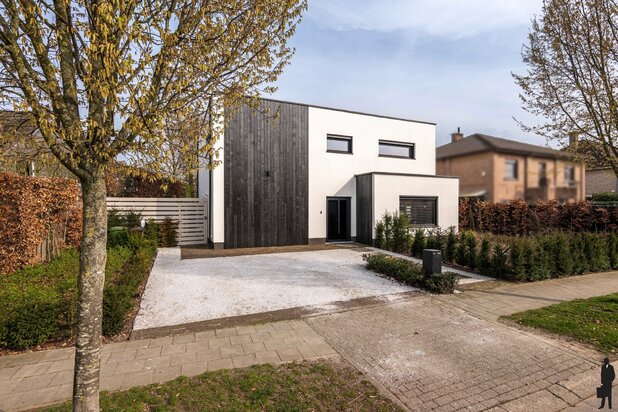 Luxueus energetisch gerenoveerde woning met verwarmd zwembad