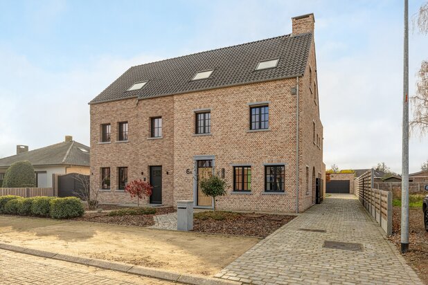 Kwaliteitsvolle energiezuinige woning met 5 slaapkamers in Merksplas.