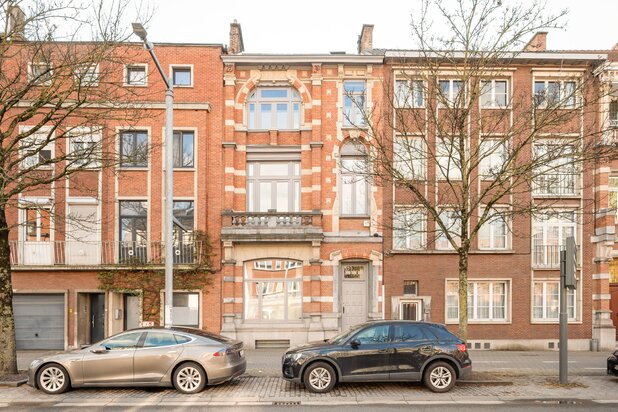 Eclectic townhouse with a city garden and parking space