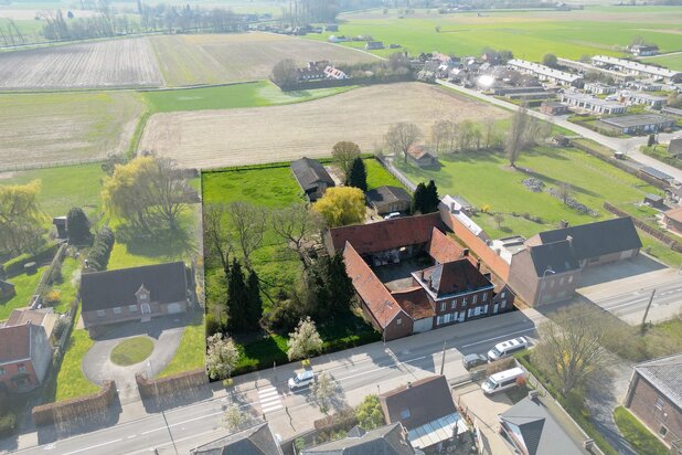 Charmante vierkantshoeve op 6.846 m² met verzichten