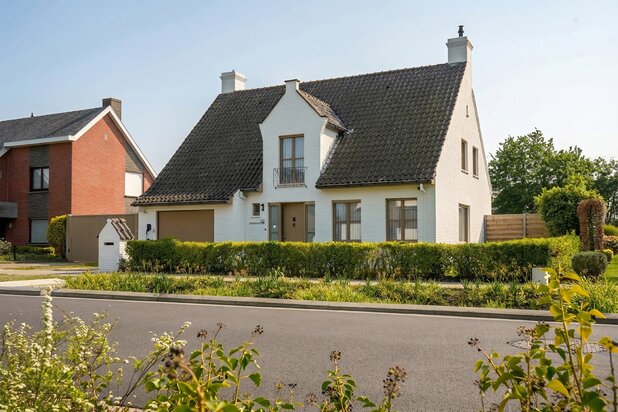 Modern villa with 4 spacious bedrooms and a swimming pool on a beautiful plot.