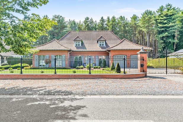 Ruime, luxueuze villa met overdekt zwembad en 1,8 ha natuur