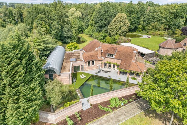 Villa exclusive pleine de caractère d'environ 585 m² sur un magnifique terrain naturel de 4875m² à Hasselt.