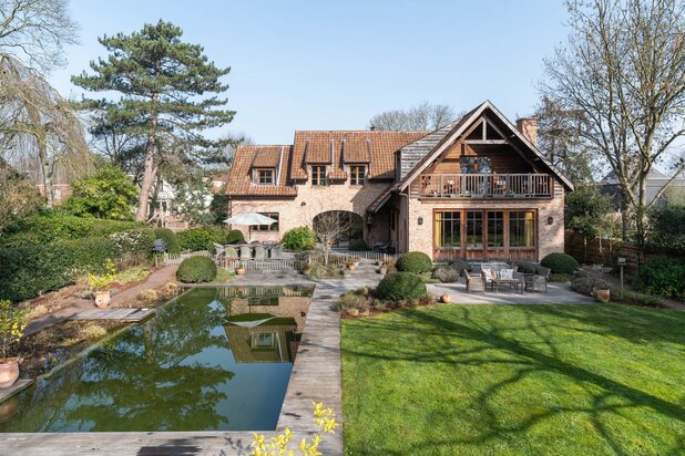 Landelijke charmevilla met natuurlijke zwemvijver in het groen