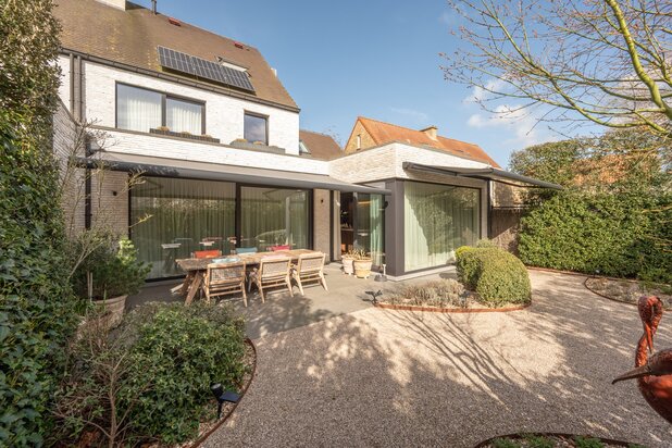 Recente woning op een uitzonderlijke ligging aan de rand van Het Zoute.