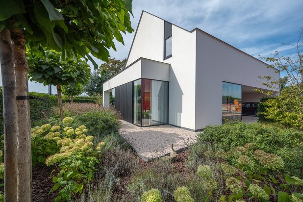Prachtige hedendaagse villa met zonnige tuin en terrassen op fietsafstand van de zee.