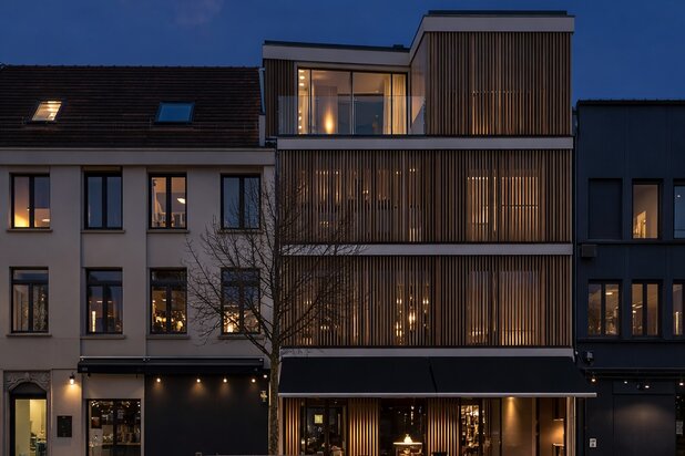 High-end duplexpenthouse met drie terrassen, gelegen in een architecturaal hoogstaand gebouw naar ontwerp van Element Architecten.