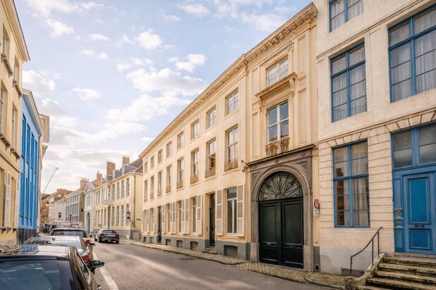 Monumentaal herenhuis met koetshuis en uitzonderlijke grandeur