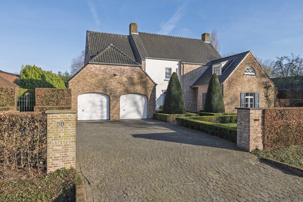Luxe  villa met een oppervlakte van 475m²  op 1.383m² grond.