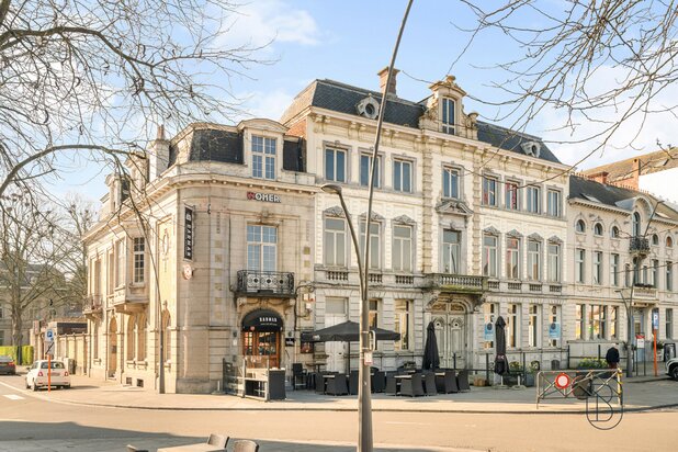 Op de MARKT van RONSE: prachtige HERENWONING met potentieel.