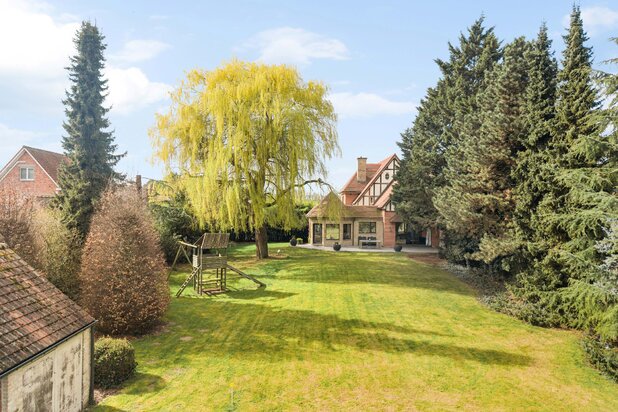 Villa exclusive avec terrasse sur le toit et grand jardin.