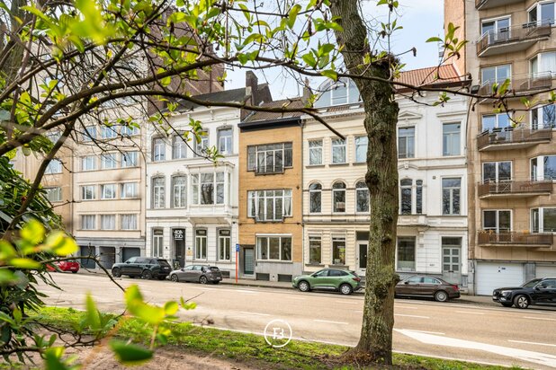 Authentieke stadswoning met frontaal uitzicht op het Zuidpark